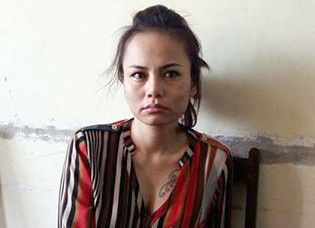 Co gai mang 6.000 thuoc lac anh 1