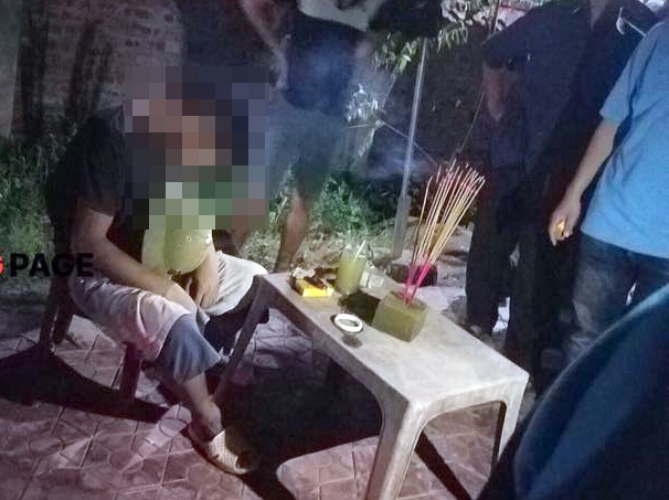 Nguoi dan ong guc chet bat thuong khi dang uong nuoc mia hinh anh