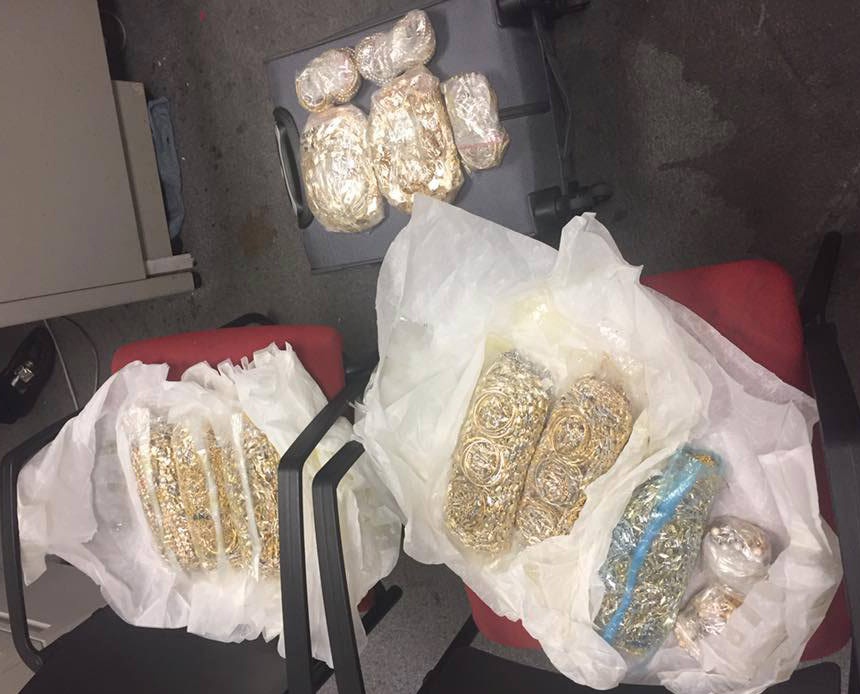 5 nguoi quan 30 kg vang len may bay ve Viet Nam hinh anh