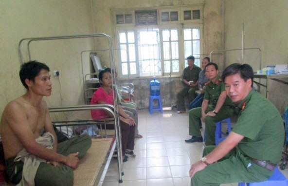 Hai cong an bi chem khi tuoc dao ke co tien an hinh anh