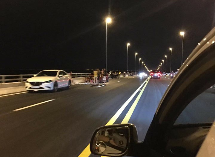 Trải chiếu trên cầu Tân Vũ - Lạch Huyện ảnh 1 Trai chieu tren cau Tan Vu - Lach Huyen anh 1