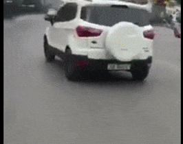 Truy tim tai xe lai oto huc vang canh sat truoc cong benh vien hinh anh