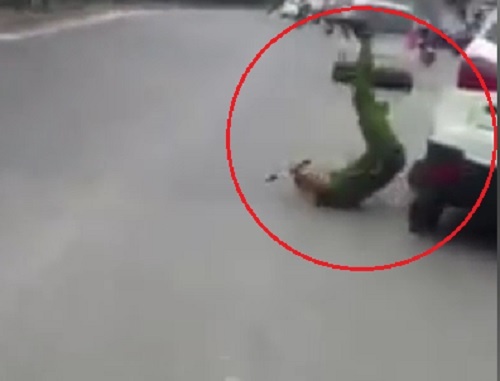 Xe hop huc nga vang canh sat truoc cong benh vien Bach Mai hinh anh