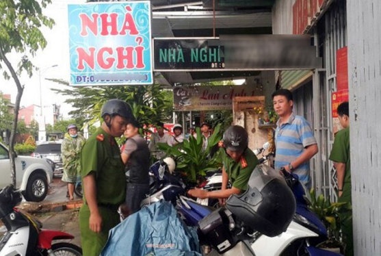 Nguoi me tu vong canh thi the 2 con trong nha nghi hinh anh