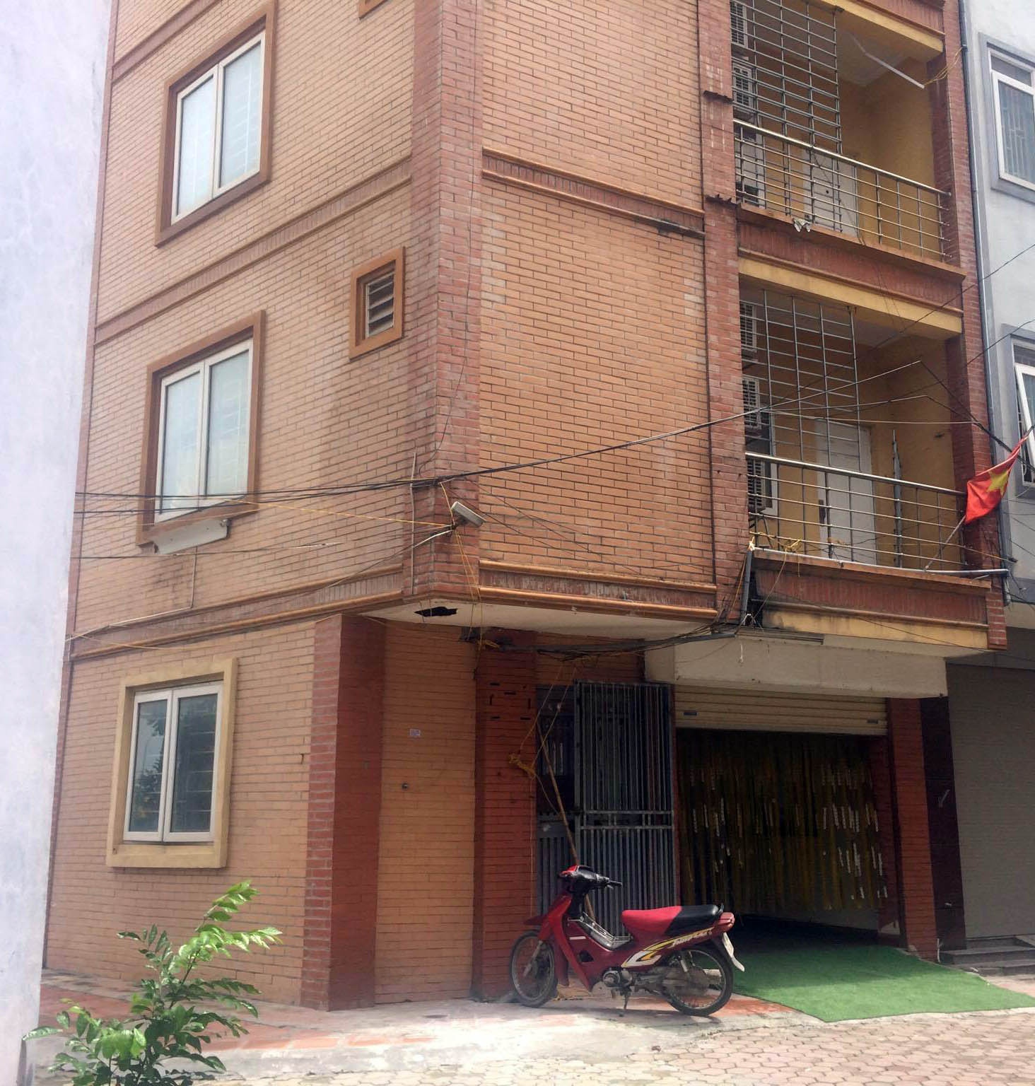 3 me con tu vong trong nha nghi anh 1