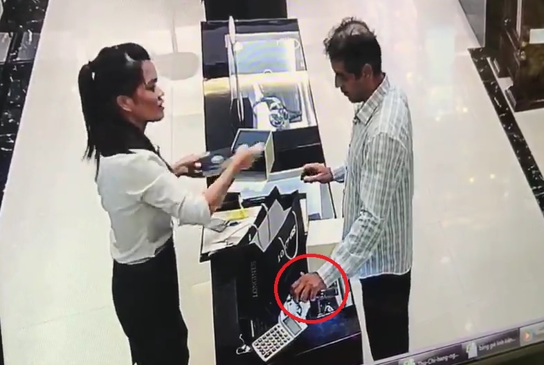 Canh sat dieu tra khach nuoc ngoai trom dong ho bang vang hinh anh