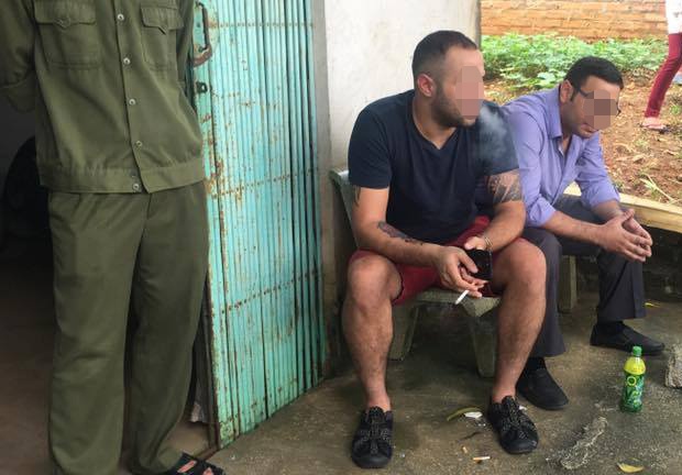 Hai nguoi nuoc ngoai di oto bi dan lang vay rap, to lua tien hinh anh