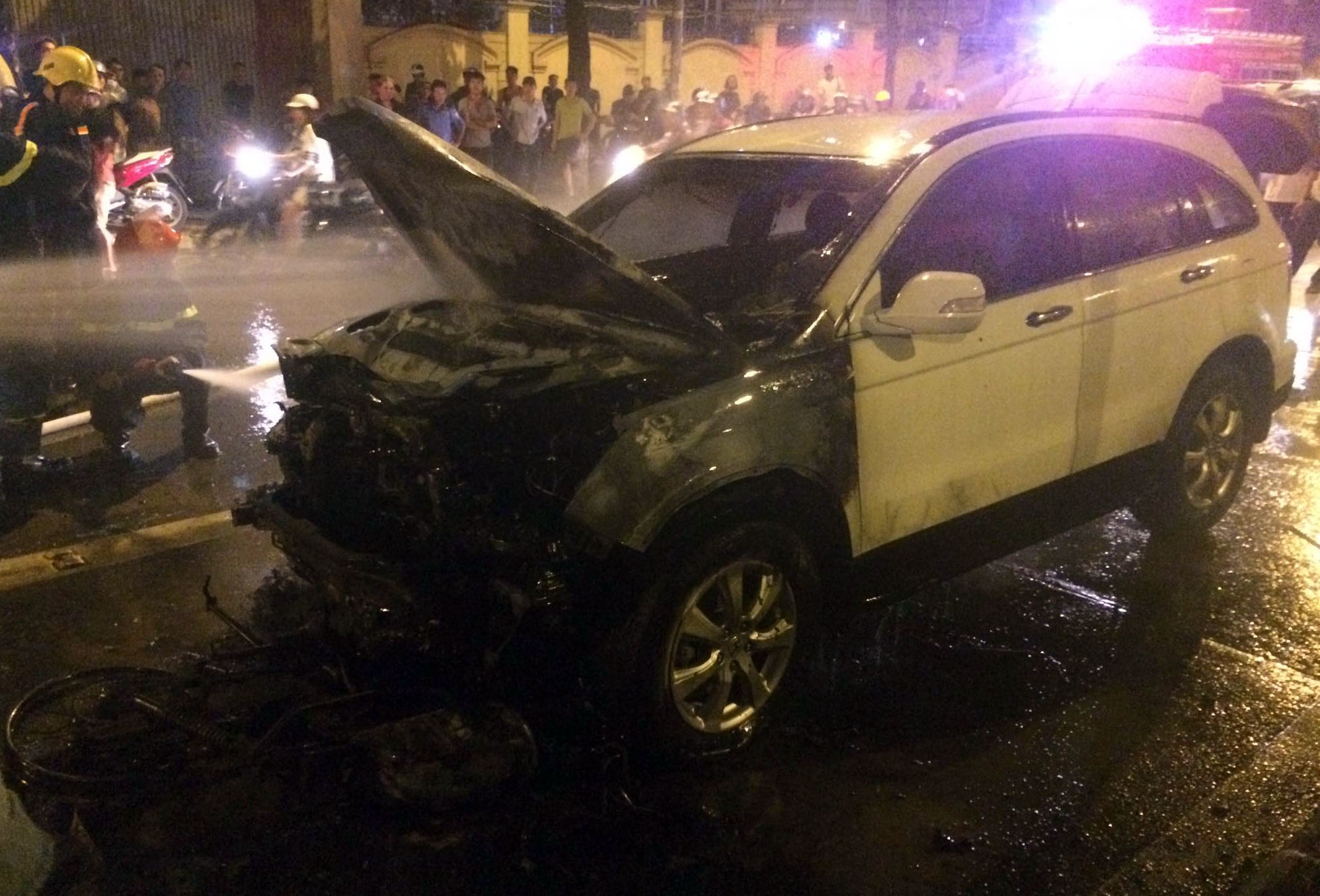 Ôtô đâm xe máy bốc cháy ảnh 1 Oto dam xe may boc chay anh 1