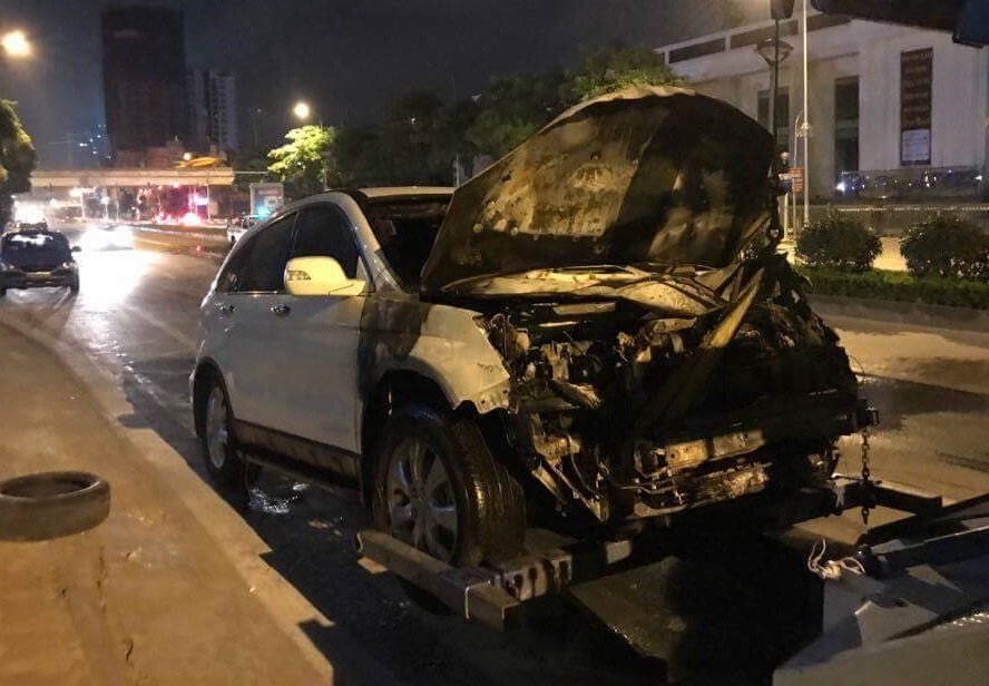 Ôtô đâm xe máy bốc cháy ảnh 2 Oto dam xe may boc chay anh 2