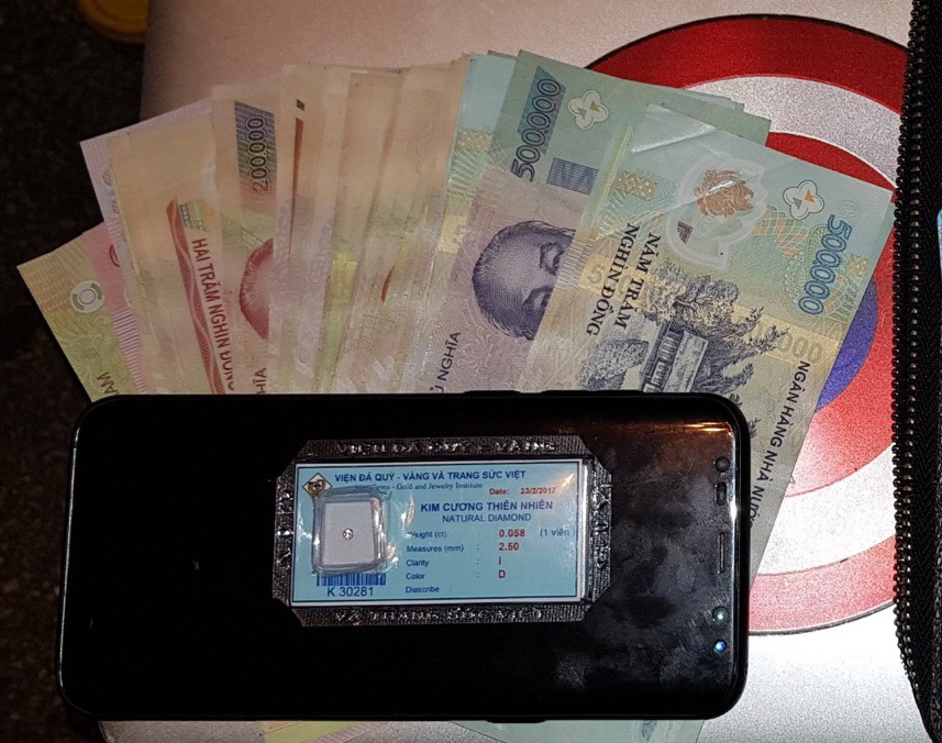 CSGT tra lai cap chua kim cuong cho nguoi danh roi hinh anh