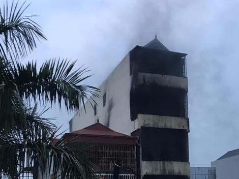 Hai be gai tu vong trong can nha chay luc rang sang hinh anh