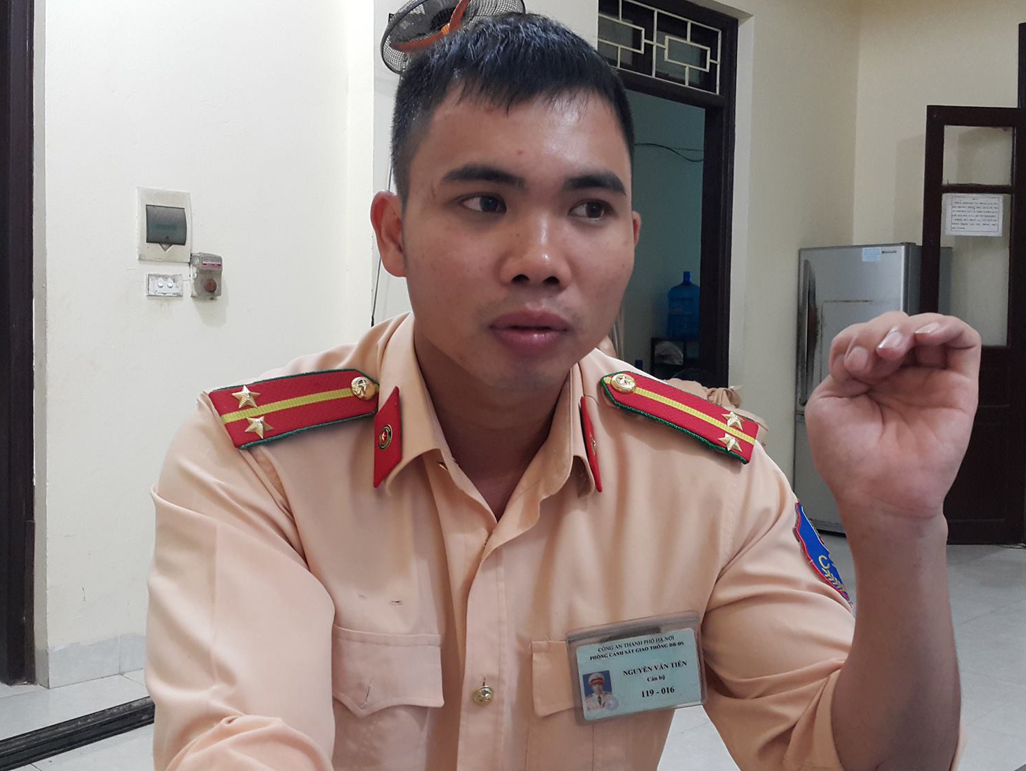 Canh sat treo tuong cuu 5 nguoi trong can nha chay hinh anh