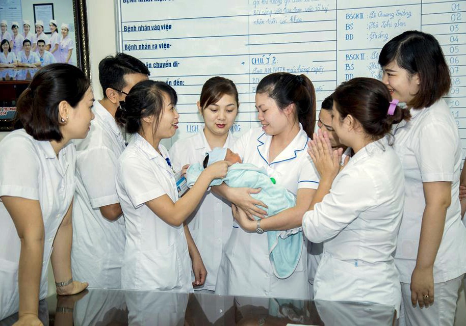 Bé trai bị bỏ rơi ở Viện huyết học ảnh 1 Be trai bi bo roi o Vien huyet hoc anh 1