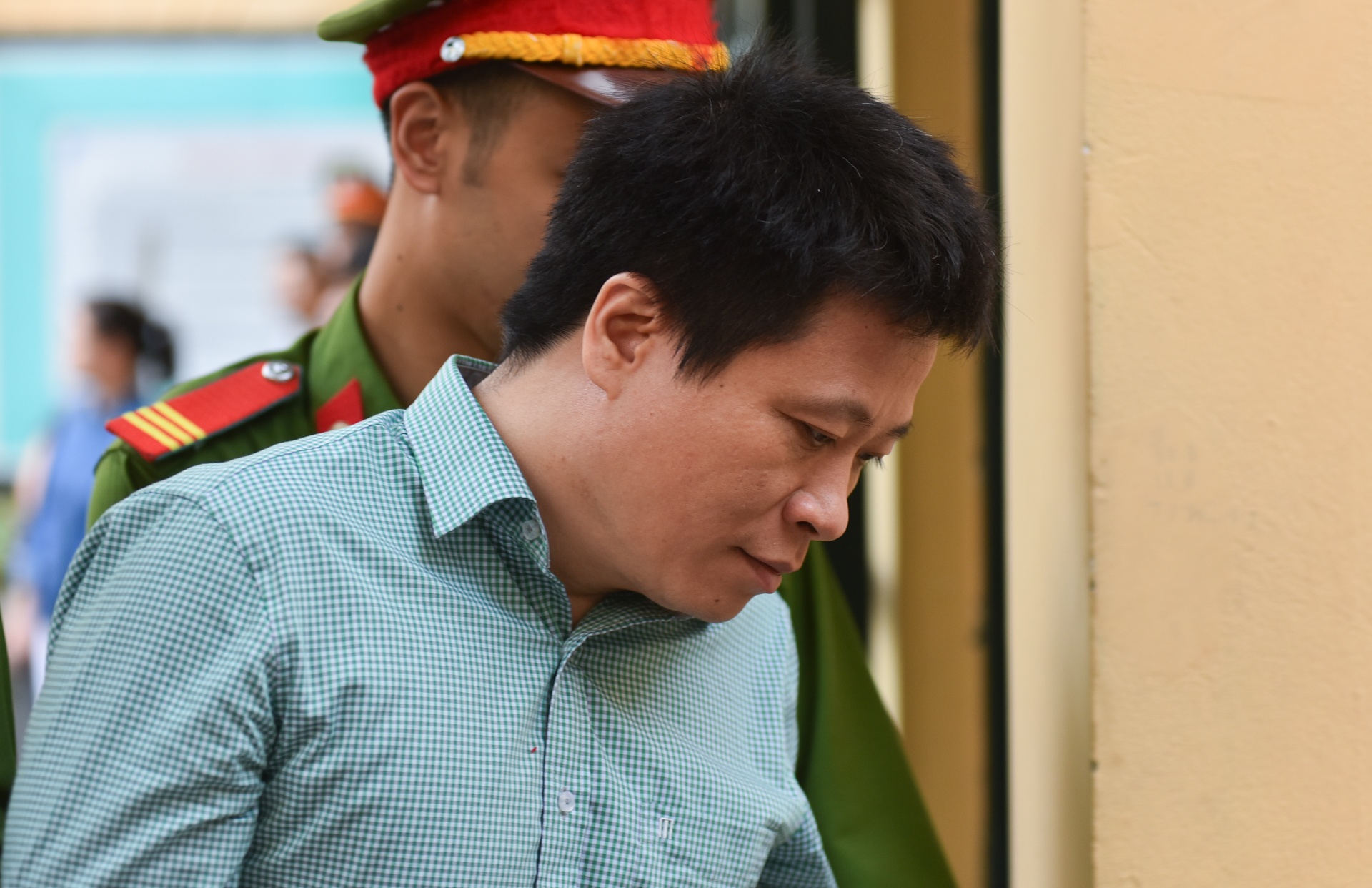 Canh sat dan giai cuu lanh dao Oceanbank den toa hinh anh