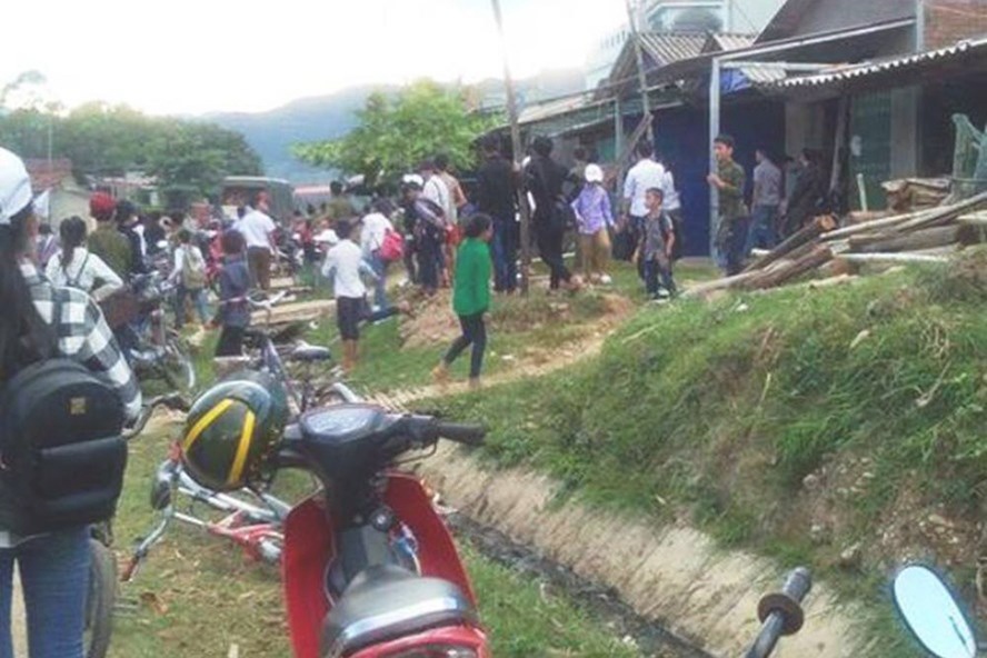 Nu sinh lop 7 to bi nhom thanh nien ham hiep khi o nha mot minh hinh anh