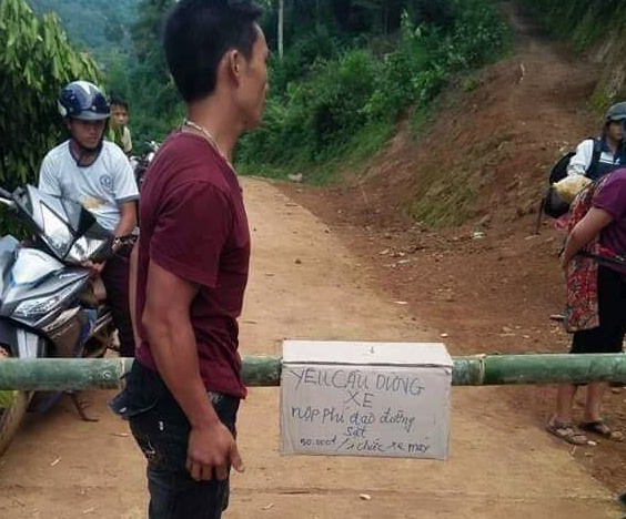 Nguoi dan tu lap 'tram BOT' sau khi san ui duong lien xa hinh anh