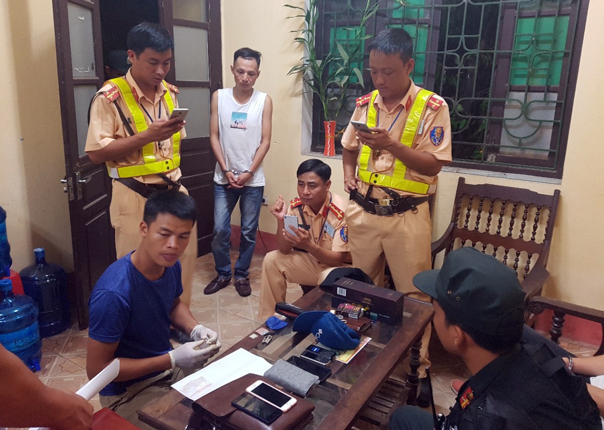 Canh sat chan xe Fortuner cho ma tuy anh 4