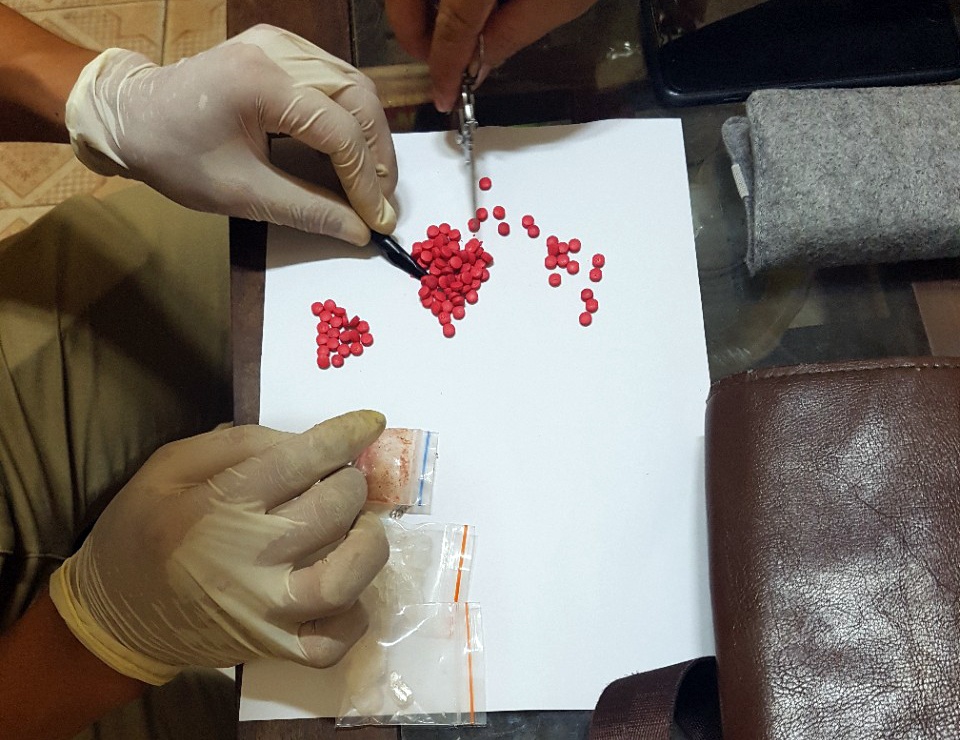 Canh sat chan xe Fortuner cho ma tuy anh 5