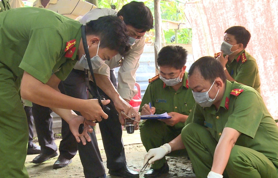 Chong dam chet vo tai toa an khi den giai quyet ly hon hinh anh