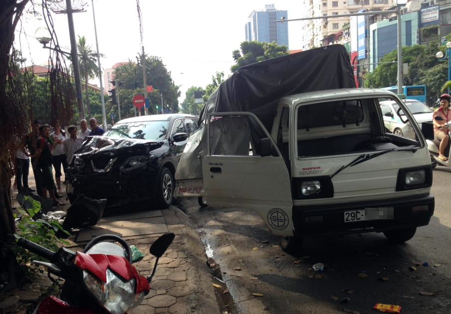 Tài xế văng khỏi cabin ảnh 1 Tai xe vang khoi cabin anh 1