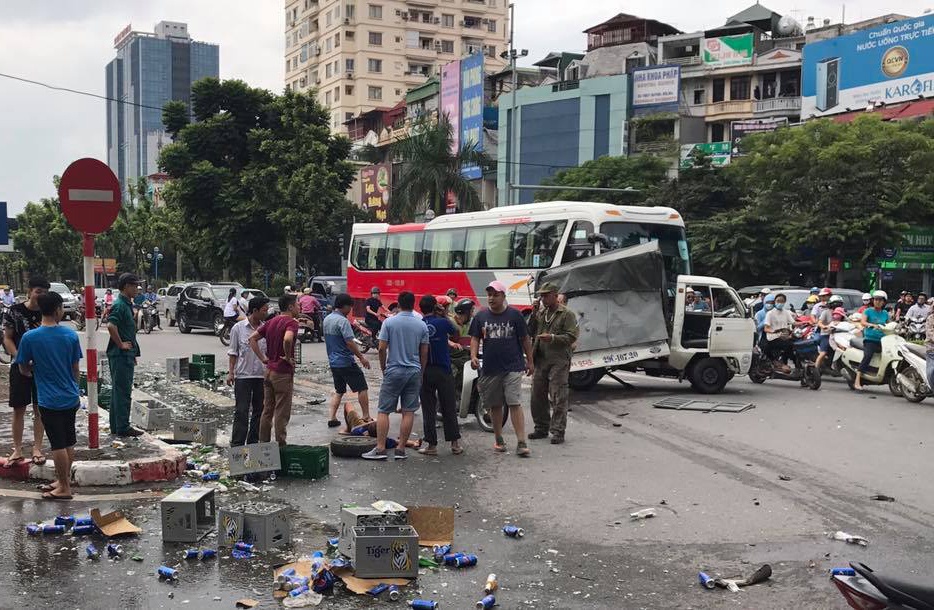 Tai xe vang khoi oto sau cu tong xe giua nga tu hinh anh