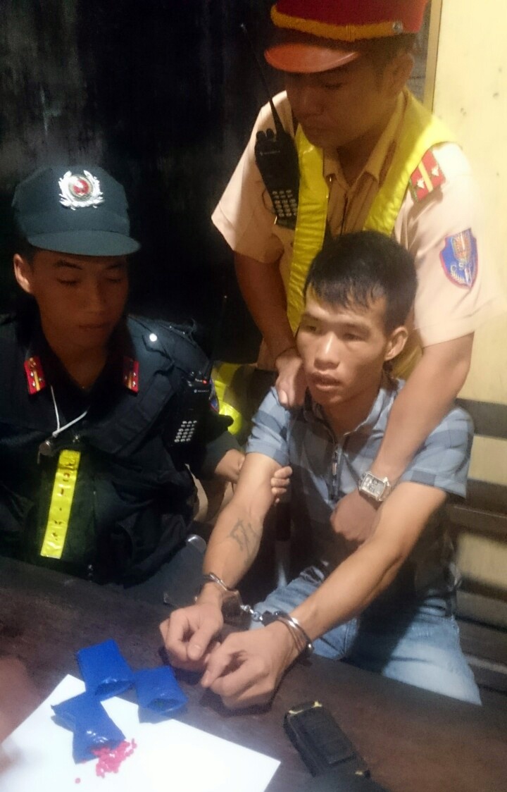 Canh sat chan xe Fortuner cho ma tuy anh 3