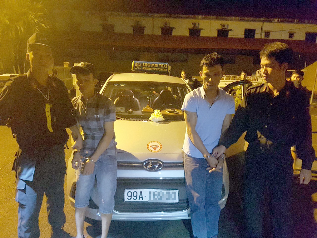 Canh sat chan xe Fortuner cho ma tuy anh 4