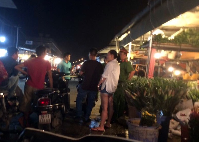 Bat nghi pham dam chet nam nhan vien ban hoa hinh anh