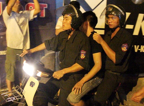 Cong an Ha Noi tong kiem tra hanh chinh vao ban dem hinh anh