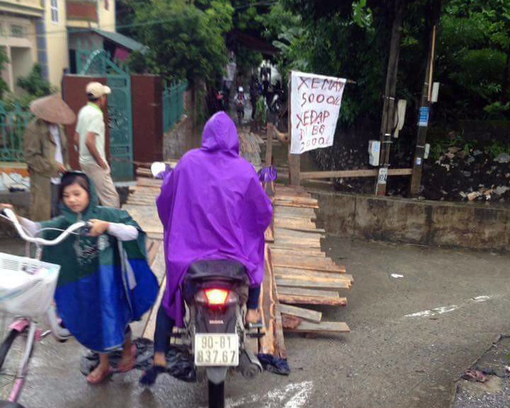 Dan lap tram thu phi khi tu bac cau qua noi ngap nuoc hinh anh