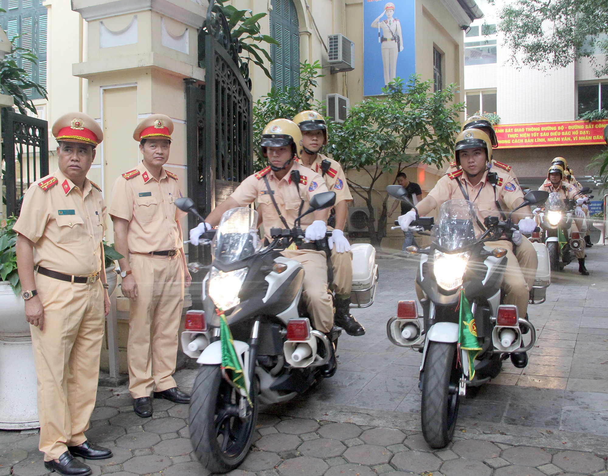 Dan xe dac chung CSGT xuat quan phuc vu APEC 2017 hinh anh