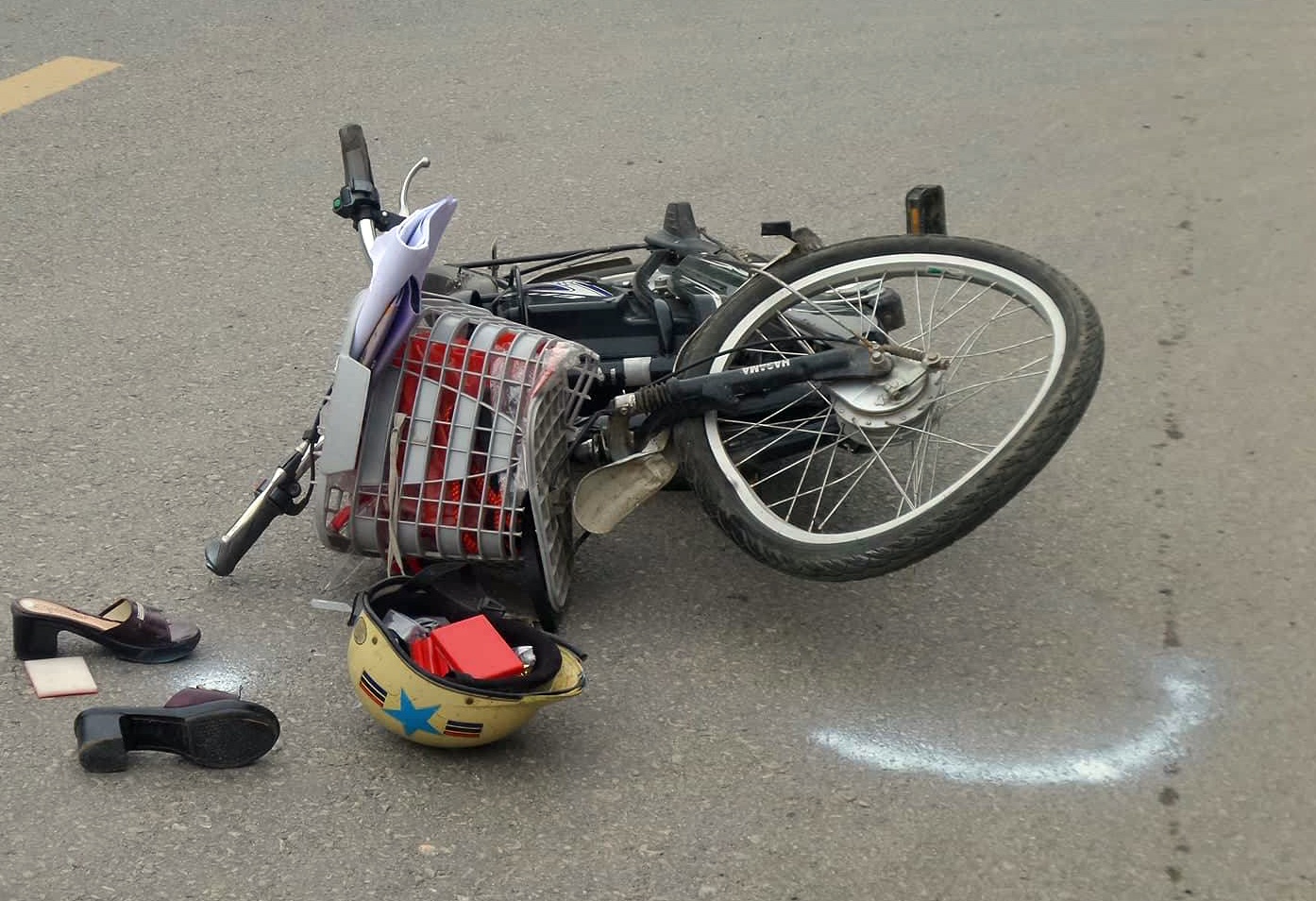 Xe biển xanh tông chết phụ nữ ảnh 2 Xe bien xanh tong chet phu nu anh 2