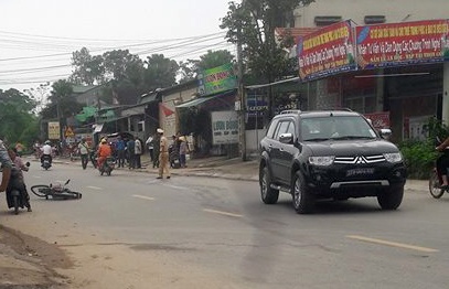 Va cham oto bien xanh, nu giao vien di xe dap dien tu vong hinh anh