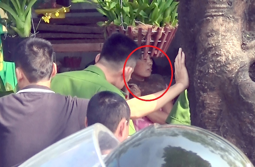 Thanh nien cam dao uy hiep con tin, yeu cau cong an dieu oto hinh anh