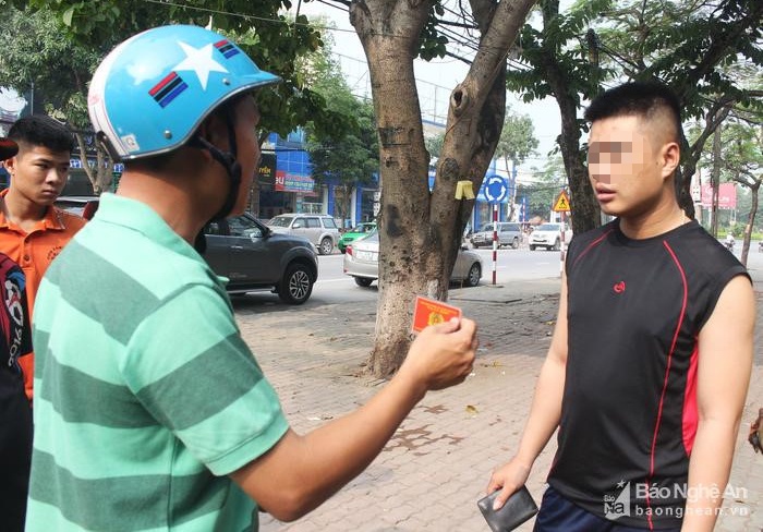 CSGT co duoc phep hoa trang xu ly nguoi vi pham? hinh anh