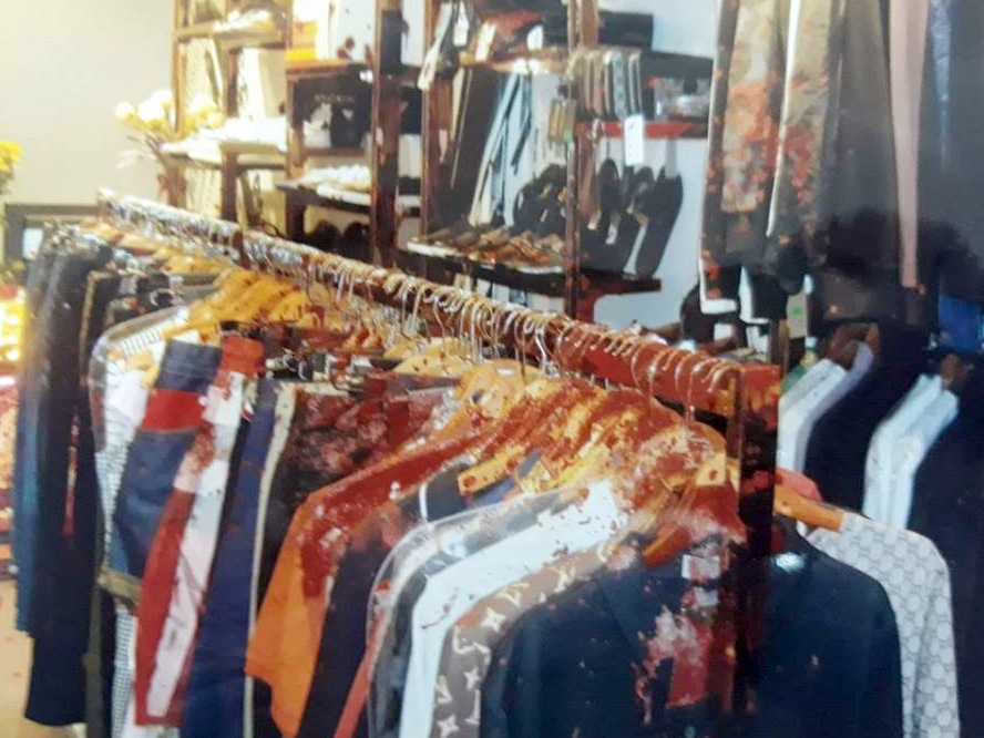 Nhom con do nem chat ban vao shop quan ao de doi no 100 trieu hinh anh