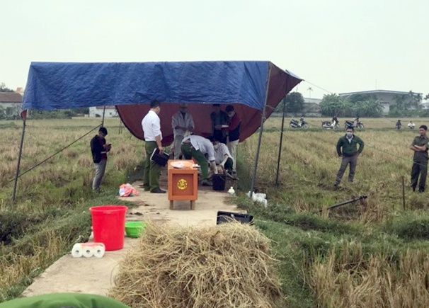 Manh moi lan ra nghi pham vu thi the nu duoi cong nuoc hinh anh