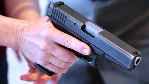 Cong an xa se duoc trang bi sung quan dung? hinh anh