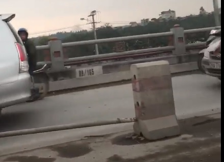 Thao dai phan cach cau Thanh Tri anh 2