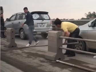 Tai xe oto tu y go dai phan cach cau Thanh Tri de thoat un tac hinh anh