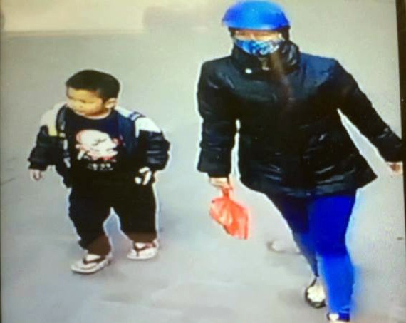 Bé trai bị bỏ rơi ở phủ Tây Hồ ảnh 1 Be trai bi bo roi o phu Tay Ho anh 1