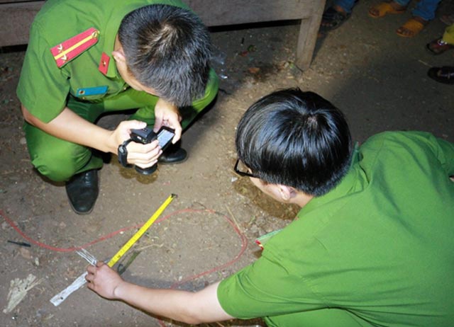 Bat nghi pham sat hai nu cong nhan trong can nha khoa cua hinh anh
