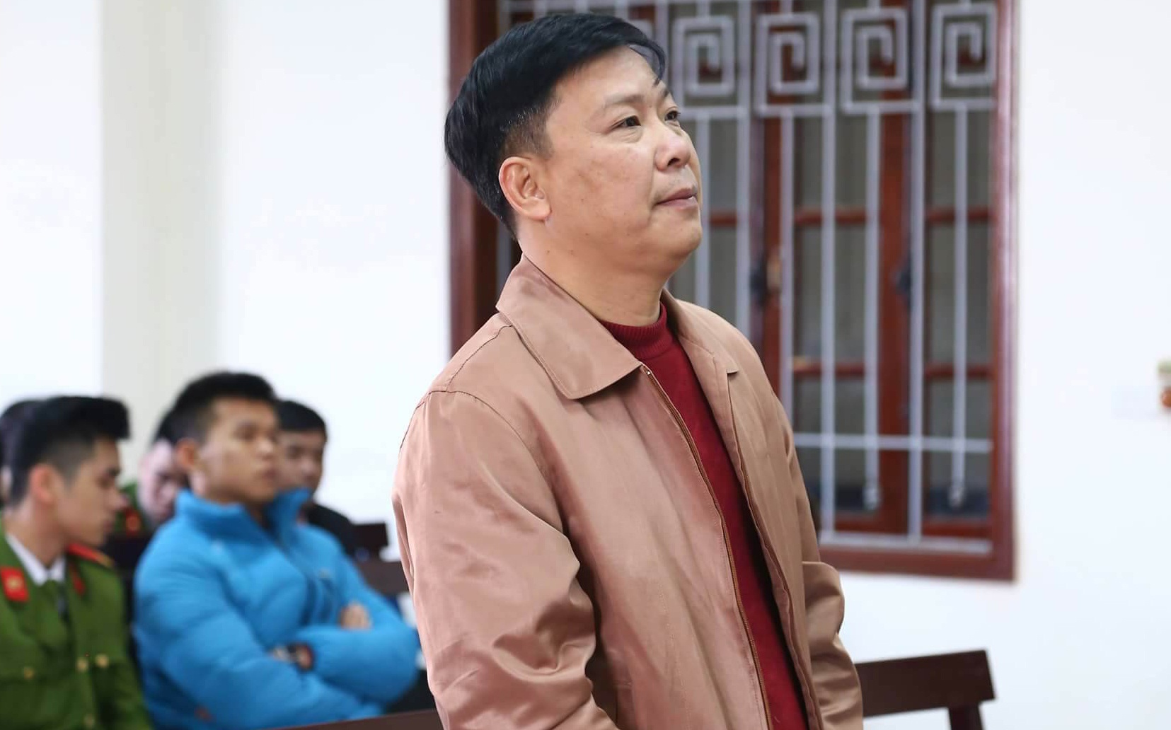 Tai xe kien canh sat giao thong ra toa sau 2 lan hoa giai hinh anh