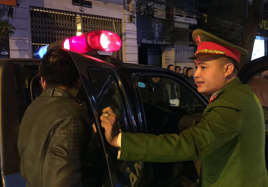 Dieu tra vu au da khi oto Mercedes va cham lien hoan tren pho hinh anh