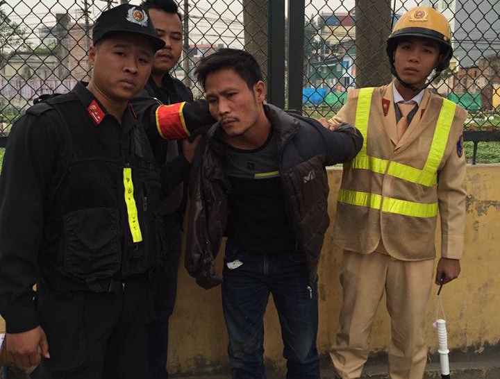 Canh sat vay bat ke cuop giat dien thoai giua pho hinh anh