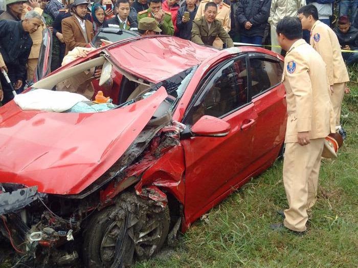 Xe hop ro ga lui xuong song, 2 can bo y te tu vong hinh anh