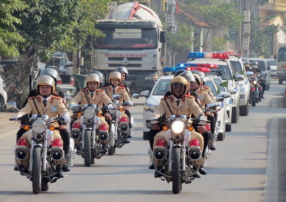 CSGT trang bi vu khi tuan tra quoc lo 1A dip nam moi hinh anh