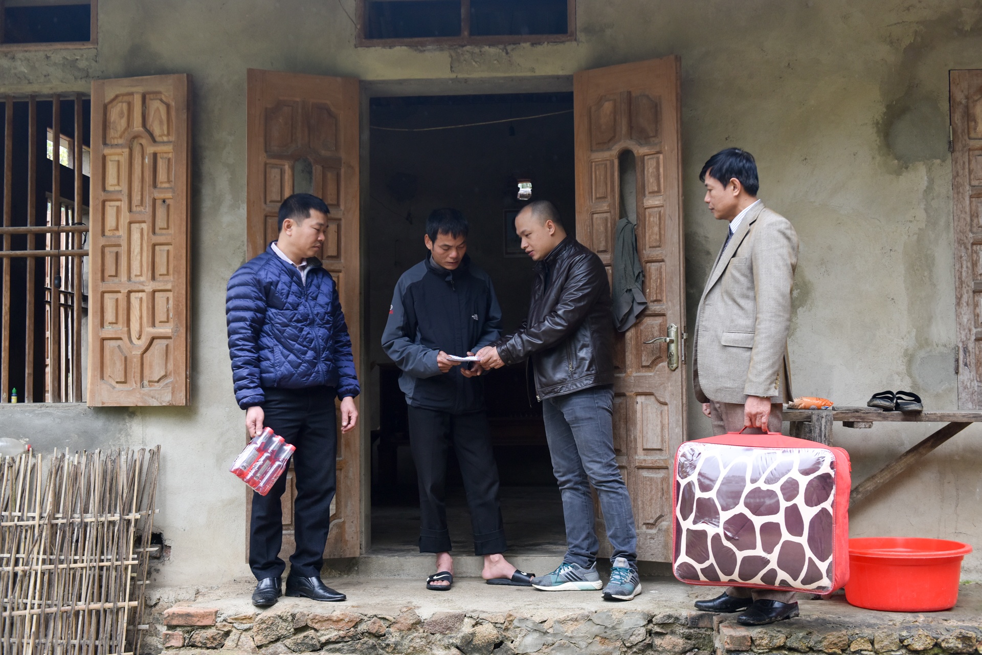 Sạt lở bão Damrey ở Kim Bôi ảnh 3 Sat lo bao Damrey o Kim Boi anh 3