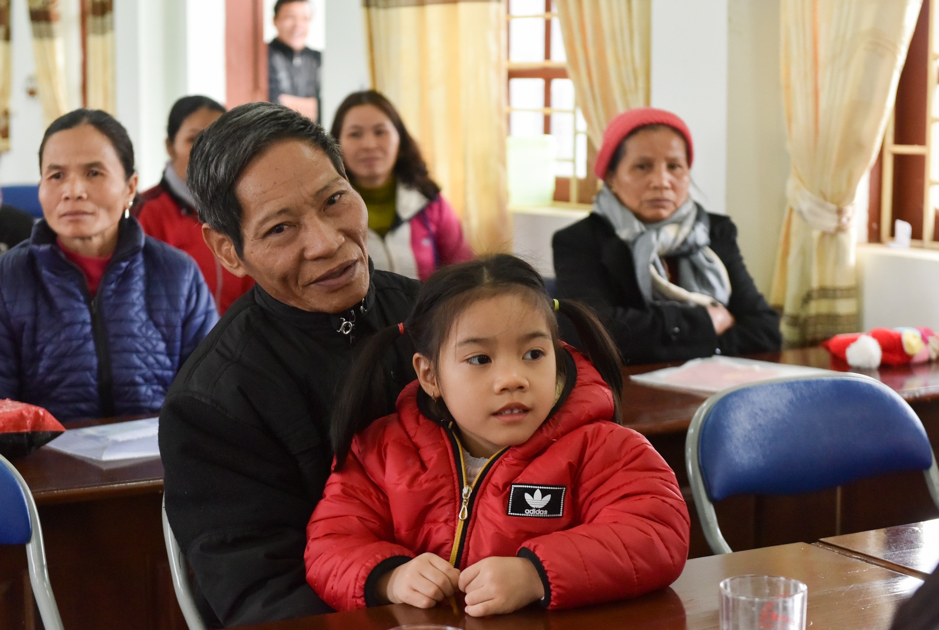 Tinh nguoi sau nhung chuyen xe ket noi noi lu di qua hinh anh