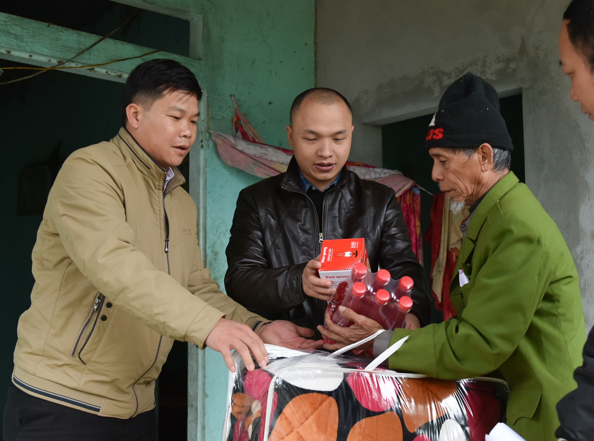 Can canh cuoc song cua nguoi dan Hoa Binh sau lu hinh anh